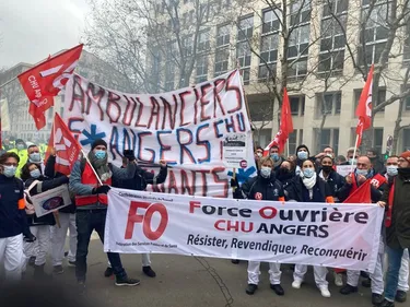 30 ambulanciers du CHU d'Angers ont participé à la manifestation...